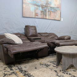 🛋️💥 Ashley Real Leather Reacliner💥 Free Delivery And Financing Available!
