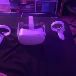 Meta Quest 2 It’s Used And a Little Orange Part In The Screen, Controllers Have No Cover So U Can See The Battery 