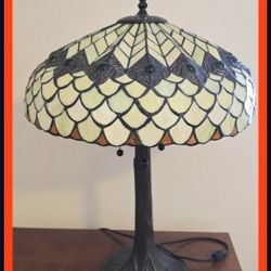 Lovely TIFFANY STYLE lamp