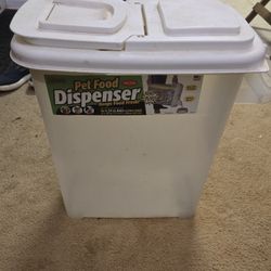 Plastic Pet Food Storage Bin with Lid (22lbs)