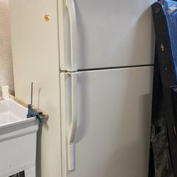 Maytag Refrigerator TOP-FREEZER REFRIGERATOR 