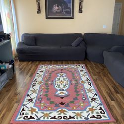 HANDMADE WOOLEN RUG.      SIZE 5 X 8