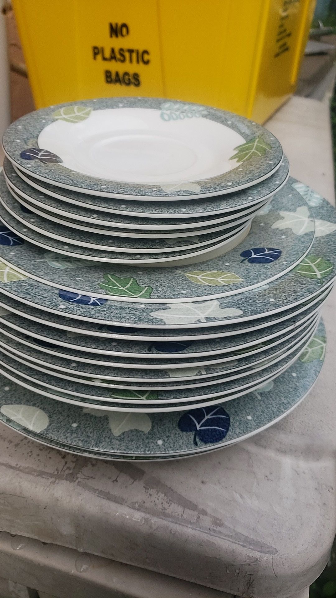 Mikasa 2 dinner plates, 8 soup bowls, 1salade , 6 desert plates2 coffee cups 15 for all