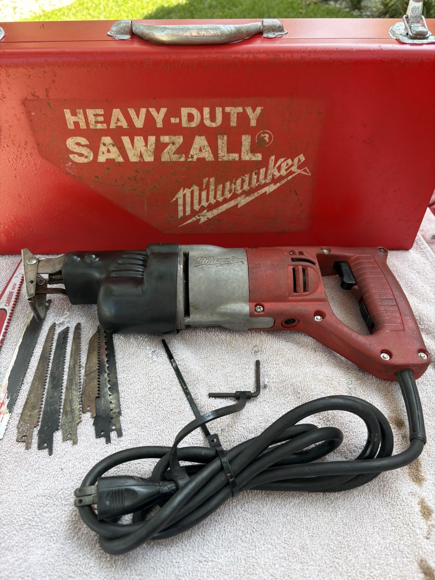 Milwaukee Heavy Duty Sawzall Kit-6501-Clean, Blades, Wrench, Case.