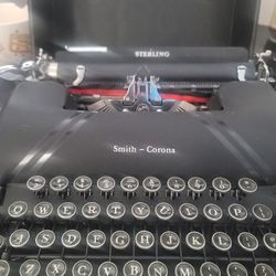 Smith -corona  Clipper Vintage Portable Typewriter Whit A Case