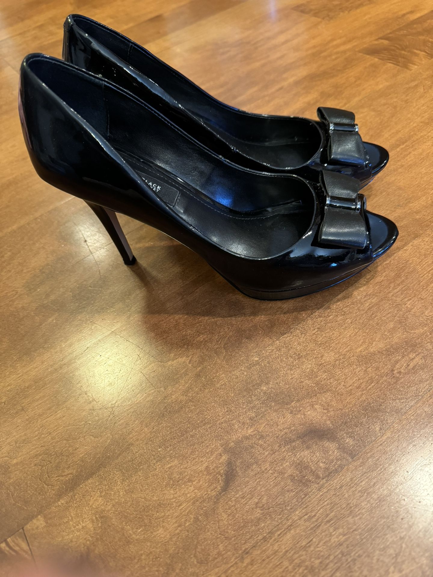 Woman’s White House Black Market Heels Shipping Available 