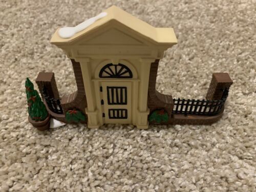 Department 56 Disney Parks Village Series Olde World Antiques Gate Accessory