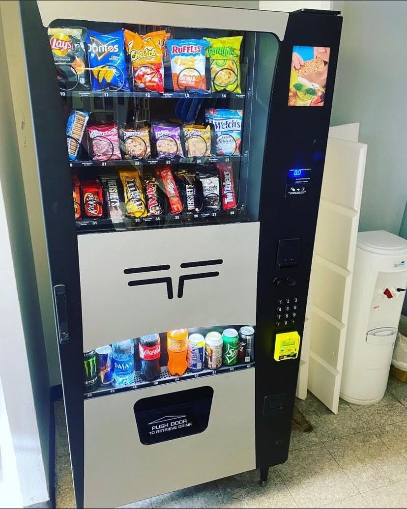 VENDING MACHINE WITH CREDIT CARD READER
