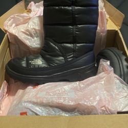 The North Face -Girls 2Y Black Shiny Boots