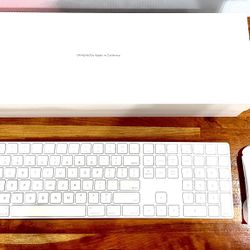 Apple Keyboard and Mouse Full Set with NumPad!! Open Box new!!