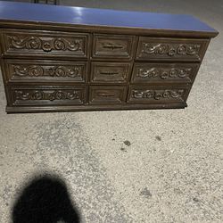 ☘️🌹BEAUTIFUL VINTAGE/9 DRAWER DRESSER WITH MIRROR-BROWN COLOR ☘️🌹