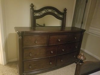 Queen Size bed set . In a really neat condition