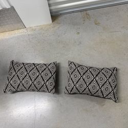 Indoor/outdoor machine washable throw pillows