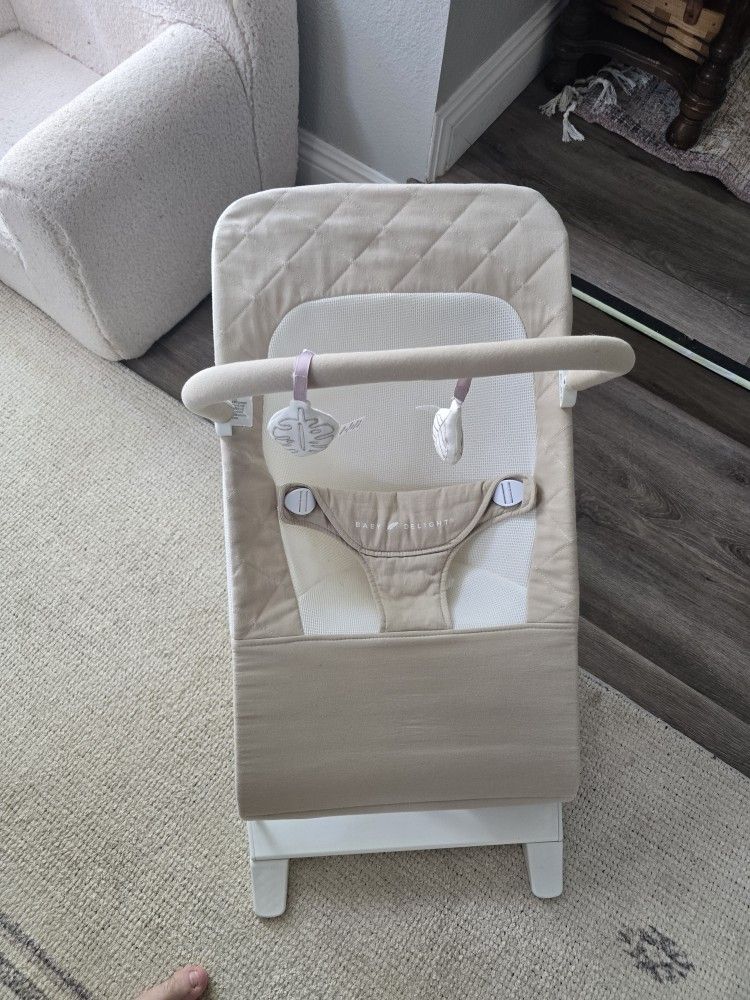Baby Bouncer / Rocker, Like New With Carrying Case