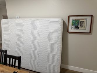Queen mattress w/memory foam topper included