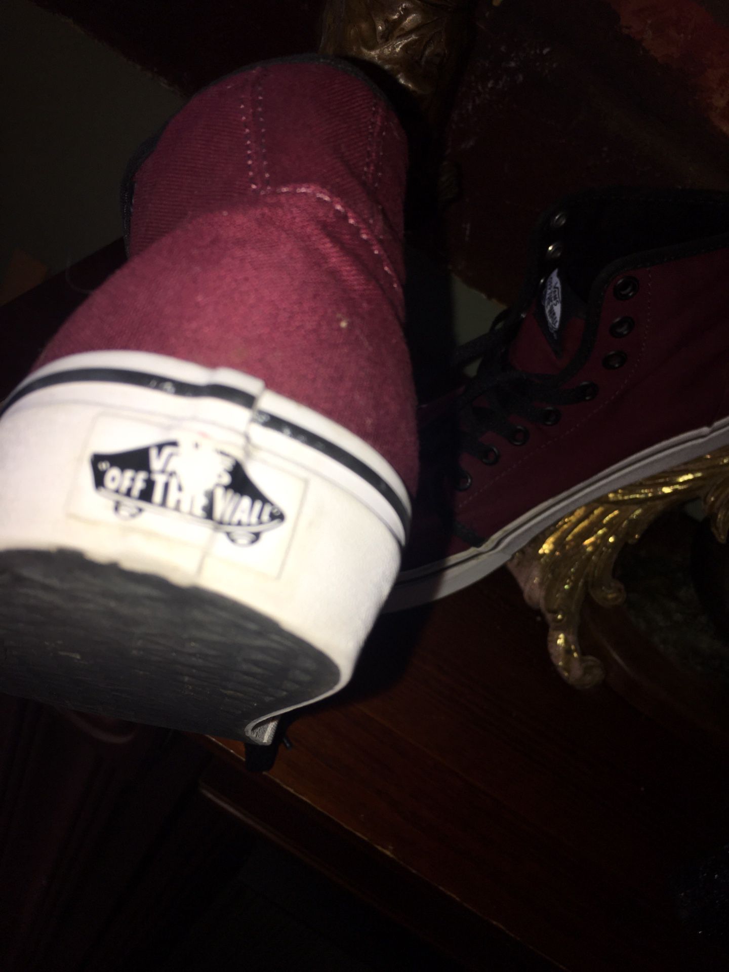 Vans of the wall cool burgundy semi new shoes in perfect clean condition size men’s 6 women’s 8