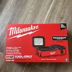 Milwaukee M12 PACKOUT™ Flood Light w/ USB-Charging