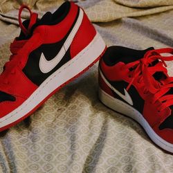 NIKE AIR JORDAN 1. low.Size 5.5youth. Red Black White 