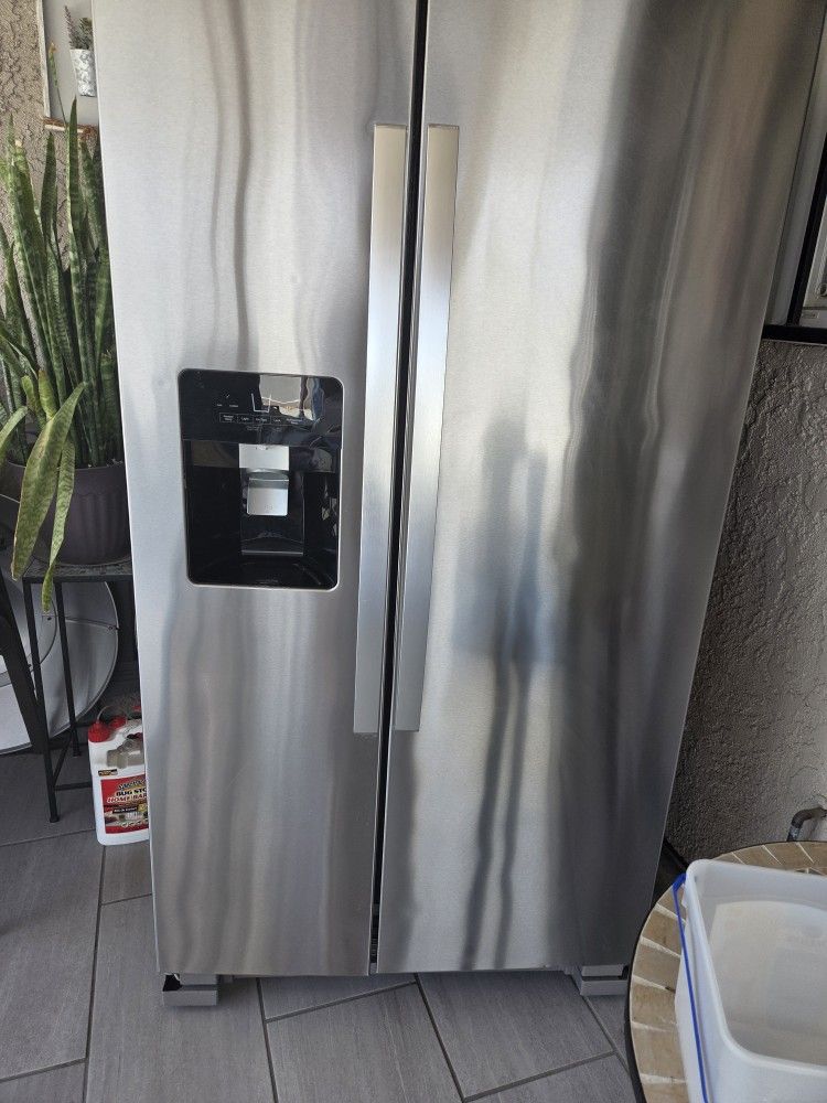 Refrigerador Whirlpool De Doble Puertas Con Dispensador De Agua Y Hielo