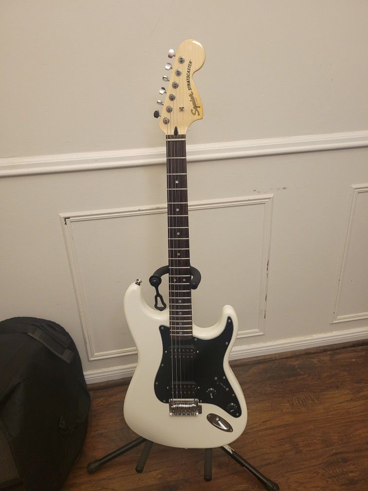 Squier Stratocaster HH Affinity With Accessories