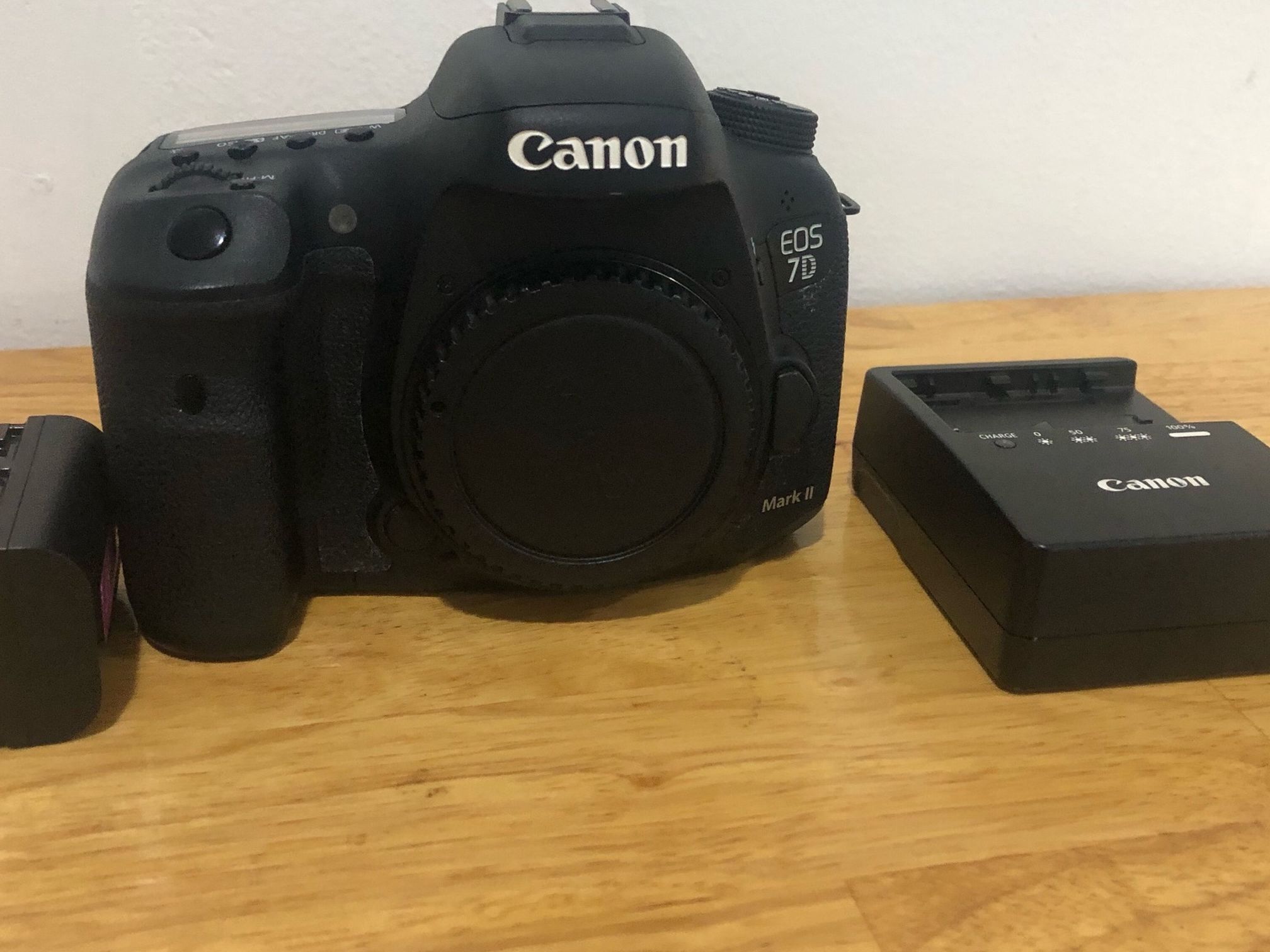 CAMERA CANON EOS 7D MARK II WITH BATTERY AND CHARGER