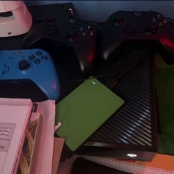 2tb Xbox one with Games and 4 controllers