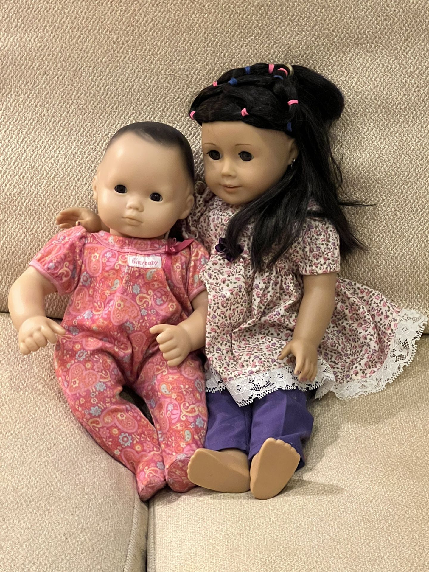 2 Authentic American Girl Dolls From NYC With Over 150+ Clothing And Accessory Pieces!