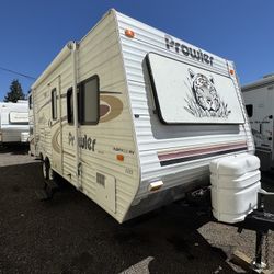 2004 Fleetwood Prowler 24ft 1-Slide Out Sleeps 6-8