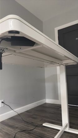 Automatically rising desk