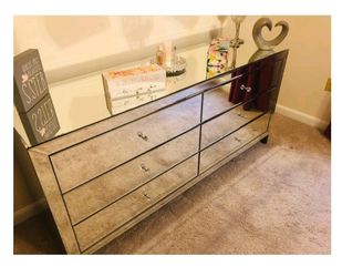 Bentley 6 drawer mirror chest, classy look new in box