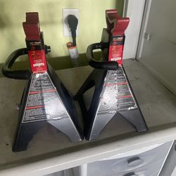 2 JACK STANDS. 2 TON CAPACITY. LIKE NEW