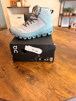 On Cloudridge Women's Hiking Boot Size 6.5