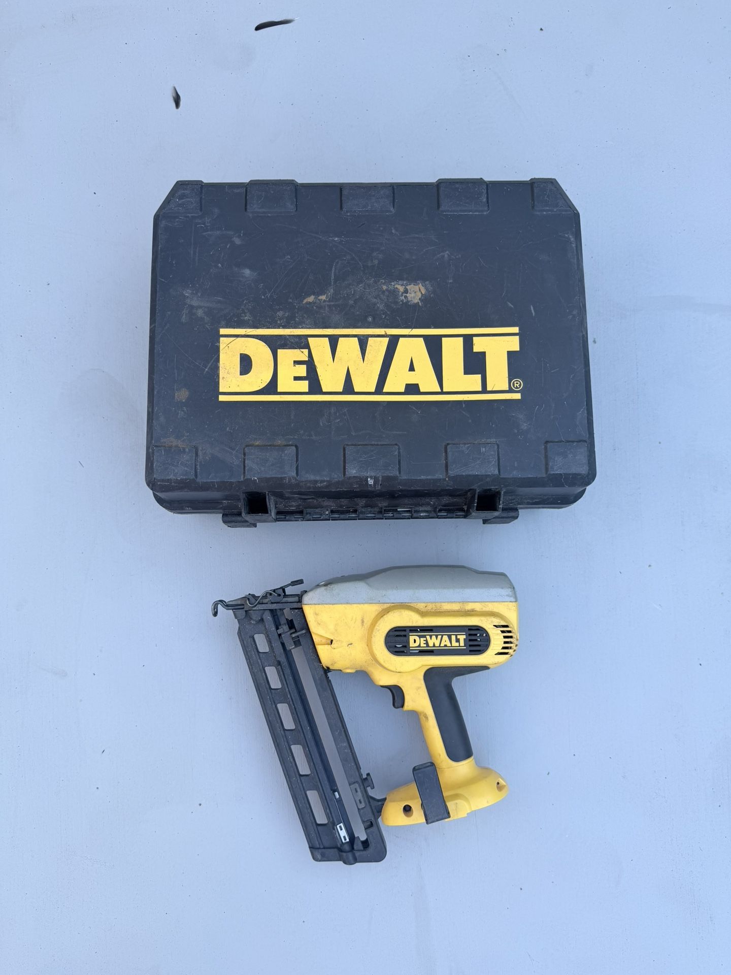 Dewalt Nail Gun/ Pistola De Clavos 