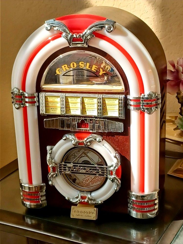 Crosley Tabletop Jukebox And CD player. (Collectors Edition).