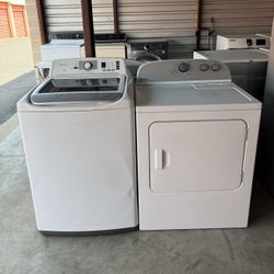 White Insignia Washer And Whirlpool Electric Dryer