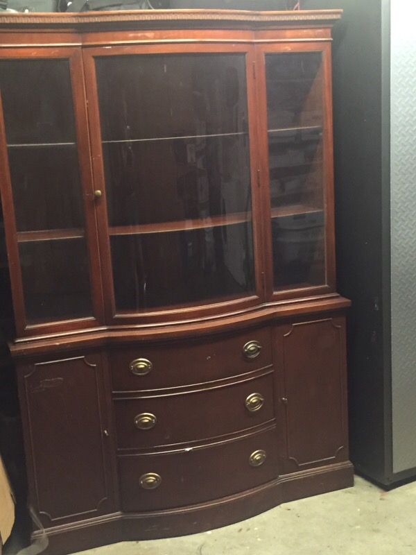 Drexel Travis court mahogany Duncan Phyfe Bow front 48" China cabinet. RARE ANTIQUE! Curved glass. $1000.00