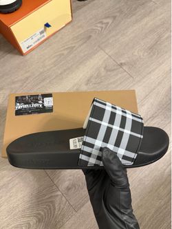 Black And White Burberry Slides 🩴  Size 10 US‼️
