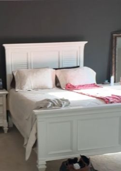 White Queen Beds Set with Chest of Drawers
