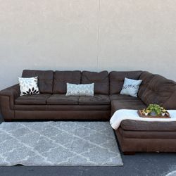 *Like New* Chocolate Brown Elegant 2pc Sectional Sofa (Free Delivery 🚚)