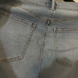 Light Blue Denim Skirt – Jessica Simpson – Front Corners & Back Slit – Size Medium / Falda de Mezclilla Azul Claro – Jessica Simpson – Esquinas Fronta