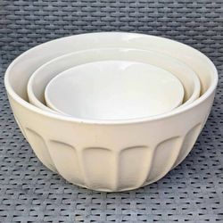 Williams-Sonoma set of 3 off-white nesting paneled ribbed ceramic mixing serving bowls