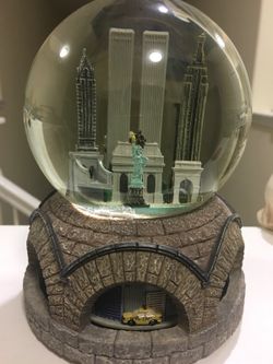 Pre 9/11 Macy’s Thanksgiving Day Parade Globe Twin Towers