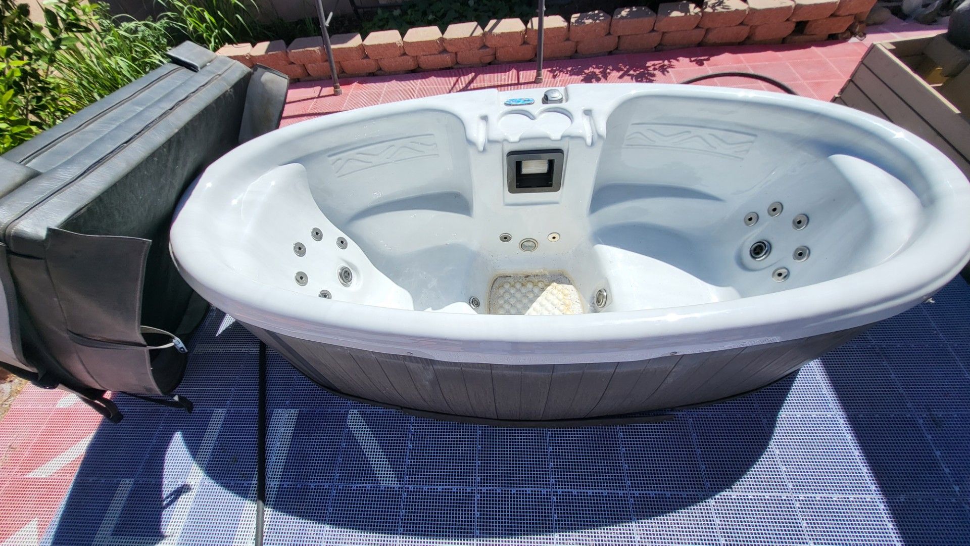 USA SPAS 2-person hot tub
