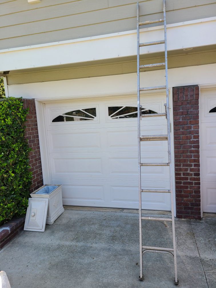 $40 Extension Ladder 14' Foot LOCATED in RANCHO CUCAMONGA CALIFORNIA NO DELIVERY AVAILABLE