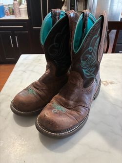 Ariat FatBaby Boot Women's Size 9B Short Brown Leather Teal Blue Embroidered Missing logo on sole of boot as shown