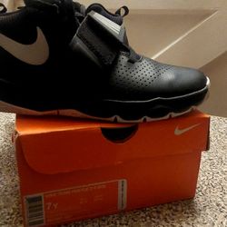 Nike" Kids Tennis Shoes Black Size 7 Young S..$10.99
