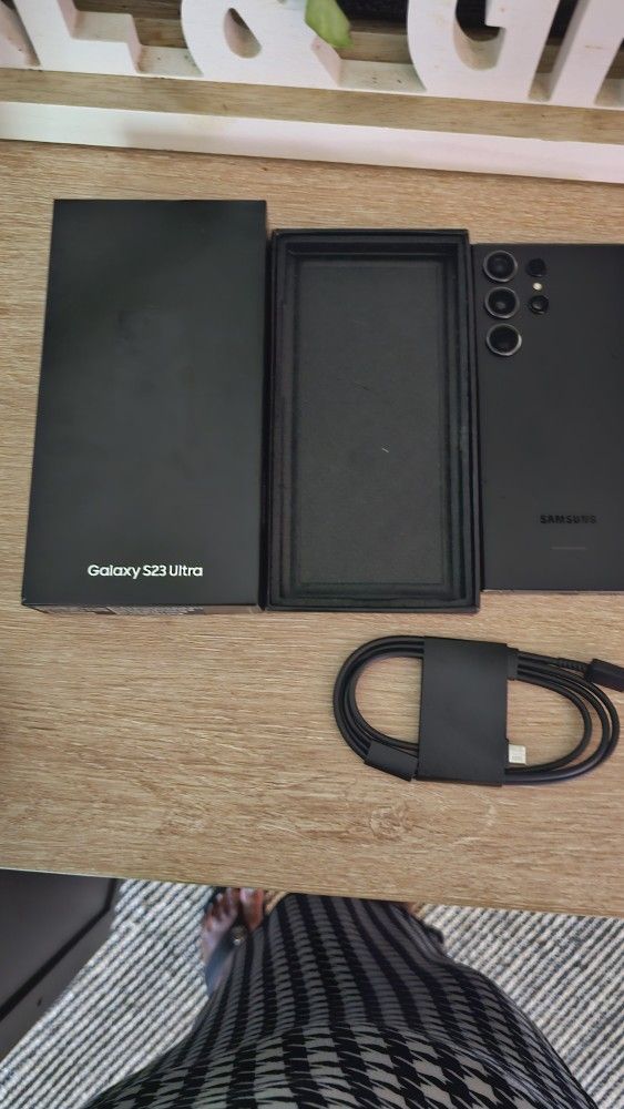 Samsung Galaxy S23 ULTRA. Screen Is Flickering On And Off. Please Read
