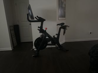2023 Peloton Bike Plus in Excellent Condition with 0-50 Rides - Newnan, GA
