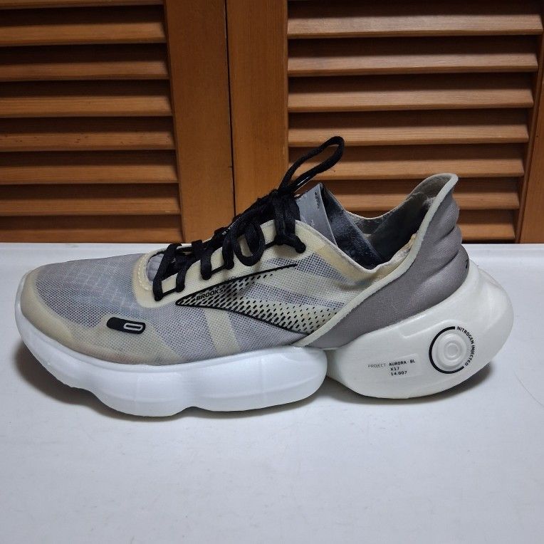 Brooks Aurora BL Women's Running Shoe * Size: 8.5
