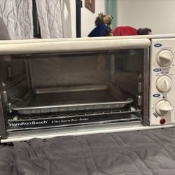 Toaster oven by Hamilton Beach